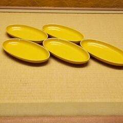 黄色い楕円形の小皿