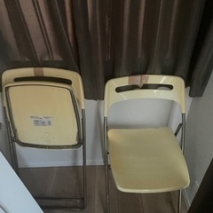 古いパイプ椅子2脚