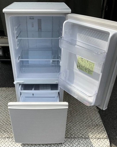 【RKGRE-840】特価！シャープ/137L 2ドア冷凍冷蔵庫/どっちもドア/SJ-D14F-W/中古品/2020年製/当社より近隣無料配達！