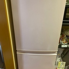 ピンク色の冷蔵庫