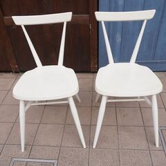 イギリスercol(アーコール)社のスタッキングチェア2脚セットです。ホワイトのペイントが愛らしいダイニングチェア。英国らしい洗練されたデザインは北欧スタイルにもおススメです♪CC106