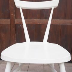 イギリスercol(アーコール)社のスタッキングチェア2脚セットです。ホワイトのペイントが愛らしいダイニングチェア。英国らしい洗練されたデザインは北欧スタイルにもおススメです♪CC106