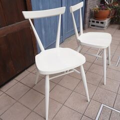 イギリスercol(アーコール)社のスタッキングチェア2脚セットです。ホワイトのペイントが愛らしいダイニングチェア。英国らしい洗練されたデザインは北欧スタイルにもおススメです♪CC106