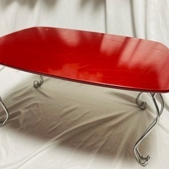 赤い折りたたみ式テーブル