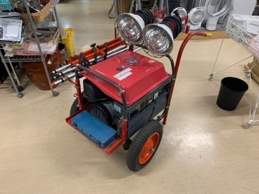 ①新ダイワ　発電機　ＥGR２２　１００V　２０A　２．０ｋVA　移動用タイヤ・ハタヤの照明、ライトスタンドセット　程度抜群！美品！
