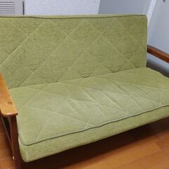 薄いオリーブグリーンのソファ
