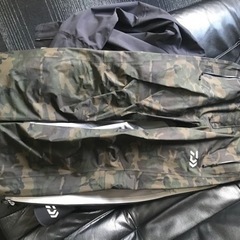 魚釣りなどに☆　DAIWA daiwa ダイワ　レインウェア　レインマックス　上下セット　黒　迷彩