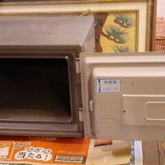 金庫(サイズは小型電子レンジ程)