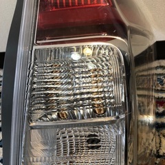 プリウスアルファSテールランプ（右）