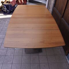 北欧デンマークのブランドBoConcept(ボーコンセプト)の伸長式ダイニングテーブルです。シンプルでスタイリッシュなエクステンションテーブルはホームパーティなどでも活躍しそうです。CC113