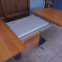 北欧デンマークのブランドBoConcept(ボーコンセプト)の伸長式ダイニングテーブルです。シンプルでスタイリッシュなエクステンションテーブルはホームパーティなどでも活躍しそうです。CC113