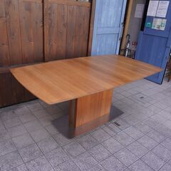 北欧デンマークのブランドBoConcept(ボーコンセプト)の伸長式ダイニングテーブルです。シンプルでスタイリッシュなエクステンションテーブルはホームパーティなどでも活躍しそうです。CC113