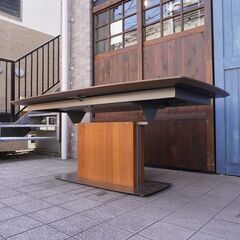 北欧デンマークのブランドBoConcept(ボーコンセプト)の伸長式ダイニングテーブルです。シンプルでスタイリッシュなエクステンションテーブルはホームパーティなどでも活躍しそうです。CC113