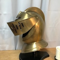 【インテリア】騎士のゴールドヘルム（金属製・被れる・飾り台つき）
