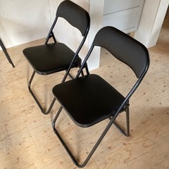 ニトリのパイプ椅子黒色２つ