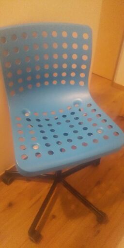 【無料 2台一緒に取りにきてくれる方限定】2017年頃購入IKEA油圧式回転式 デスクチェア 青色 2台 (かきあげ) 川崎の椅子《チェア》の