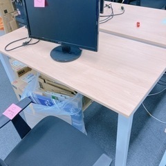 オフィスセット(椅子、テーブル、モニター、ケーブル)