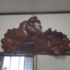 木彫りの鯉の彫刻の画像