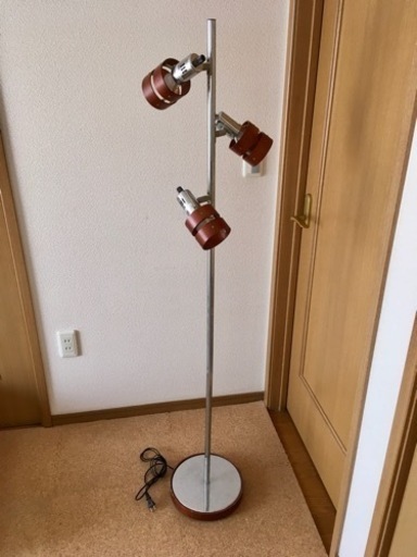 すぐ使えます ニトリ 3灯フロアスタンドライト 40w 3 オレンジ 小牧口の照明器具の中古あげます 譲ります ジモティーで不用品の処分