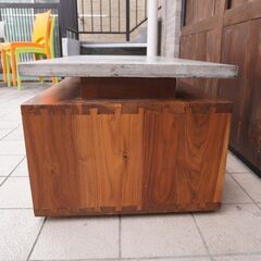 アメリカのファニチャーブランドbina(ビーナ）FREDDIE COFFEE TABLE（フレディーコーヒーテーブル）。コンクリートとウォールナットの組み合わせがスタイリッシュなセンターテーブルです。CC124