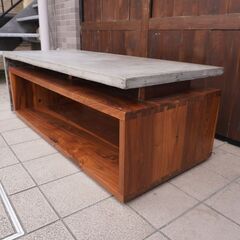 アメリカのファニチャーブランドbina(ビーナ）FREDDIE COFFEE TABLE（フレディーコーヒーテーブル）。コンクリートとウォールナットの組み合わせがスタイリッシュなセンターテーブルです。CC124