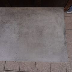 アメリカのファニチャーブランドbina(ビーナ）FREDDIE COFFEE TABLE（フレディーコーヒーテーブル）。コンクリートとウォールナットの組み合わせがスタイリッシュなセンターテーブルです。CC124