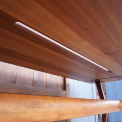 TIME&STYLE(タイムアンドスタイル)のOpus ウォールナット材ダイニングテーブルです。1本の木から伐り出されたくの字の脚が魅力の食卓はダイニングを上質な空間にしてくれます。CC129