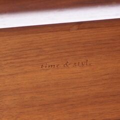 TIME&STYLE(タイムアンドスタイル)のOpus ウォールナット材ダイニングテーブルです。1本の木から伐り出されたくの字の脚が魅力の食卓はダイニングを上質な空間にしてくれます。CC129