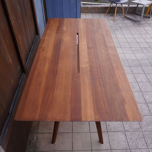 TIME\u0026STYLE(タイムアンドスタイル)のOpus ウォールナット材ダイニングテーブルです。1本の木から伐り出されたくの字の脚が魅力の食卓はダイニングを上質な空間にしてくれます。CC129