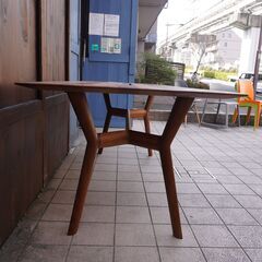 TIME&STYLE(タイムアンドスタイル)のOpus ウォールナット材ダイニングテーブルです。1本の木から伐り出されたくの字の脚が魅力の食卓はダイニングを上質な空間にしてくれます。CC129