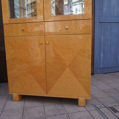 IDC OTSUKA(大塚家具)の人気シリーズSPLENDOR(スプレンダー)のキュリオケースです。稀少なバーズアイ・メープルを使用した高級感は上品で洗練された印象に。本棚や食器棚などにも。CC130