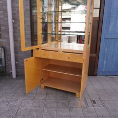 IDC OTSUKA(大塚家具)の人気シリーズSPLENDOR(スプレンダー)のキュリオケースです。稀少なバーズアイ・メープルを使用した高級感は上品で洗練された印象に。本棚や食器棚などにも。CC130