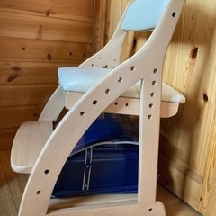 ニトリ　学習椅子　ランドセルが置ける　キャスター付　高さ調節可能