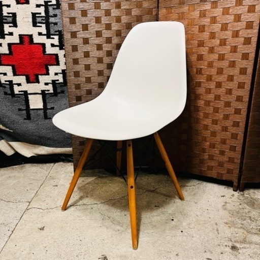 【売約済み】A Herman Miller Eames Vitra ハーマンミラー ヴィトラ ビトラ イームズ シェルチェア デスクチェア ワークチェア オフィスチェア OAチェア シェルサイドチェア　ホワイト　白　ダヴェルベース　ダウェルベース　ウッドベース　エッフェルベース　hhstyle 青山店　同等品もう一脚も出品中です♪