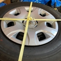 新品　ハイエース　純正ホイル付タイヤ　値段下げます