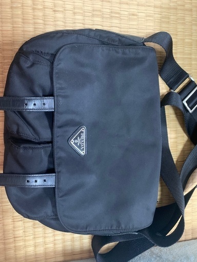 PRADAメッセンジャーバッグ