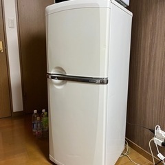 冷蔵庫です。古いですが十分使えます。