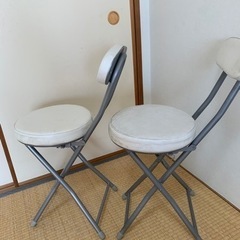 【無料で差し上げます！】白い折り畳み椅子2脚セット！