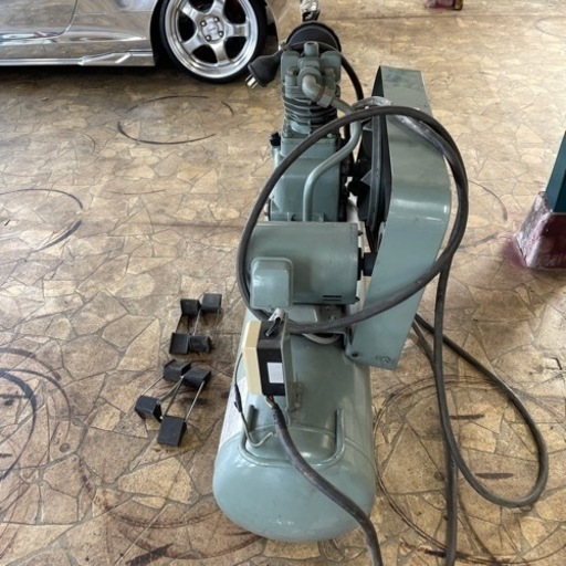 エアーコンプレッサー、1.5KW.3層200V、整備部門閉鎖の他工具売ります、