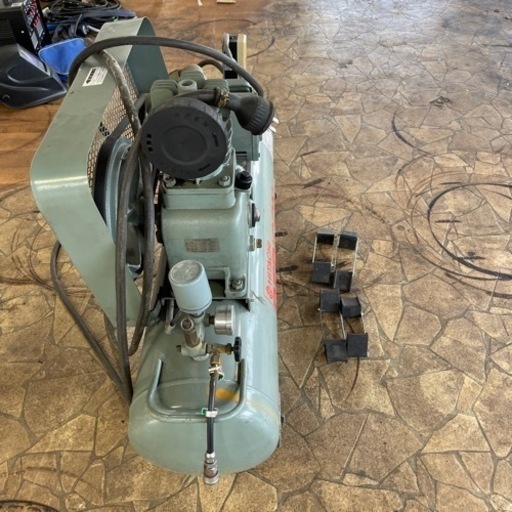 エアーコンプレッサー、1.5KW.3層200V、整備部門閉鎖の他工具売ります、