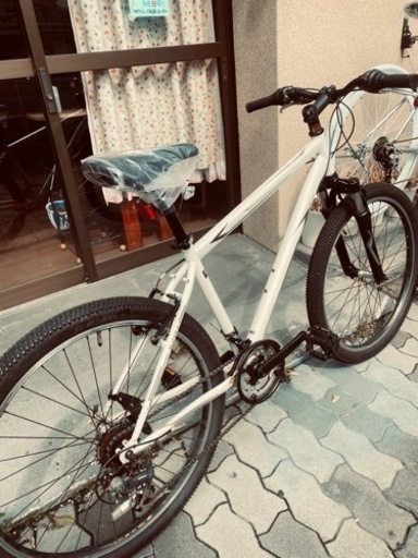 中古のマウンテンバイク。アルミフレームなので漕ぎが軽い。18速