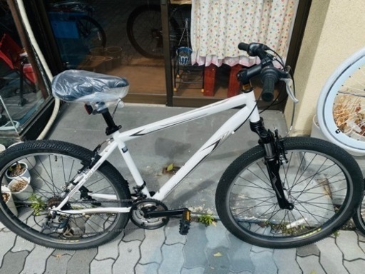 中古のマウンテンバイク。アルミフレームなので漕ぎが軽い。18速