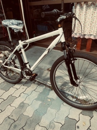 中古のマウンテンバイク。アルミフレームなので漕ぎが軽い。18速