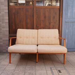 ACME Furniture(アクメファニチャー)のDELMAR(デルマー)ソファです。ヴィンテージスタイルのレトロな2シーターは北欧スタイルやブルックリンスタイルにおススメのコンパクトなラブソファ♪CC142