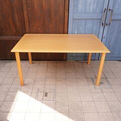 北海道旭川の家具メーカーCONDE HOUSE(カンディハウス)のオーク材 ダイニングテーブルです。明るい色合いのシンプルで優しいデザインはダイニングを上品な印象に♪CC143