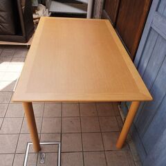 北海道旭川の家具メーカーCONDE HOUSE(カンディハウス)のオーク材 ダイニングテーブルです。明るい色合いのシンプルで優しいデザインはダイニングを上品な印象に♪CC143