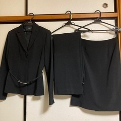 真っ黒なレディーススーツ／9号／美品