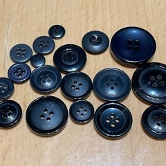 黒や黒っぽいバラバラのサイズのボタン 18個
