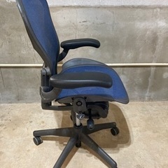 Herman Miller Aeron ハーマンミラー アーロンチェア Bサイズ　キレイな青色