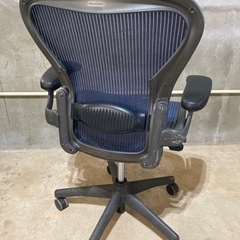 Herman Miller Aeron ハーマンミラー アーロンチェア Bサイズ　キレイな青色